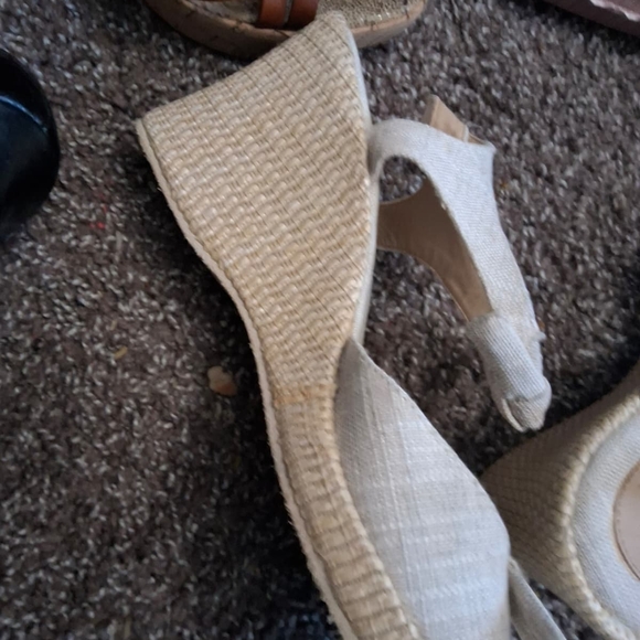Liz Claiborne Cream Wedge Sandals with Bow - Picture 2 of 11